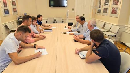 Podpis pogodbe za adaptacijo pomožnega nogometnega igrišča in atletske steze; Vir: Občina Sežana